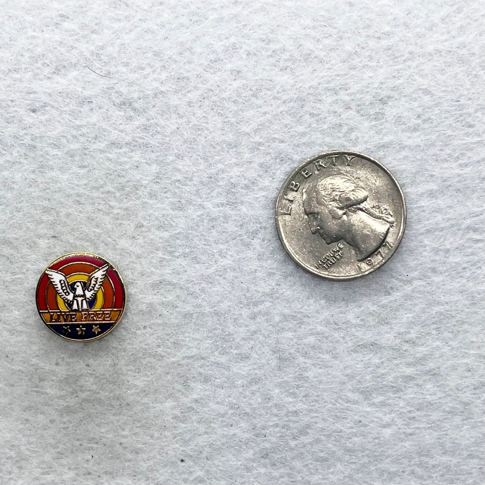 🔮 5/$25 Vintage American Eagle Live Free‎ Pin - Picture 2 of 3